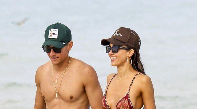 News Room Bikini clad Jessica Alba 44 packs on the