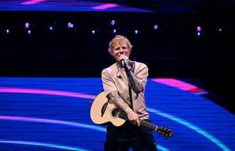 News Room Ed Sheeran stuns crowd as he puts