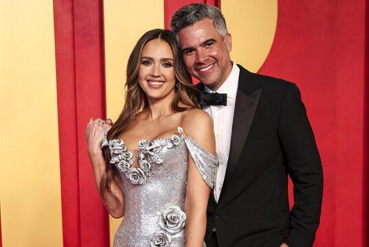 News Room Jessica Alba FINALIZES divorce from Cash Warren