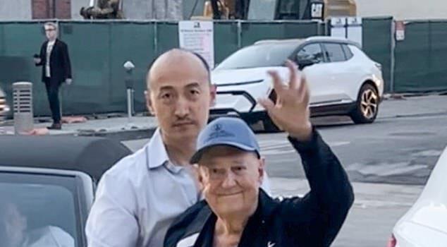 News Room : Neil Sedaka’s final photo revealed: Singer pictured smiling while out to dinner in LA two days before his death at 86 News Room Neil Sedakas final photo revealed Singer pictured