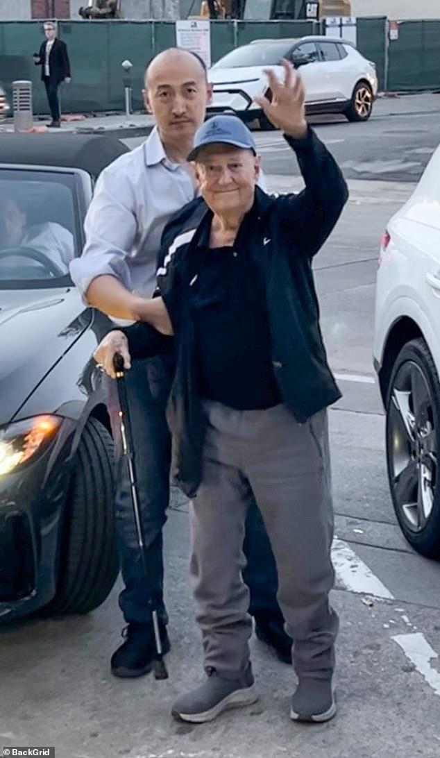 News Room : Neil Sedaka's final photo revealed: Singer pictured