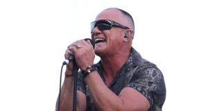 News Room : Shannon Noll doesn’t look like this anymore! Australian Idol star shows off freshly shorn head as he entertains A-League fans in Newcastle