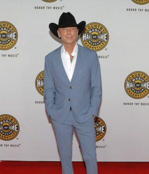 News Room : Country star Kenny Chesney has awkward response to his song going viral in ‘cheating’ video News Room Country star Kenny Chesney has awkward response