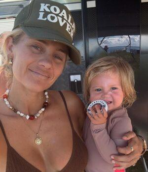 News Room Elyse Knowles slammed for posting photos of