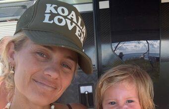 News Room Elyse Knowles slammed for posting photos of