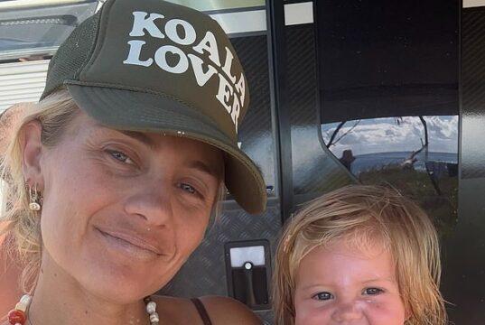 News Room Elyse Knowles slammed for posting photos of