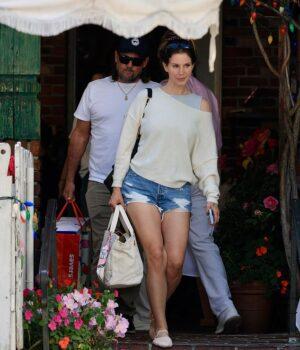 News Room Lana Del Rey and gator tour guide