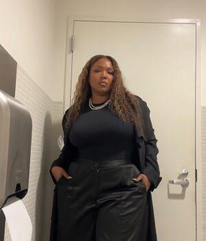 News Room : Lizzo is STRUCK from jury by prosecutors after showing off her ‘jury duty fit’ at LA courthouse for assault trial News Room Lizzo is STRUCK from jury by prosecutors