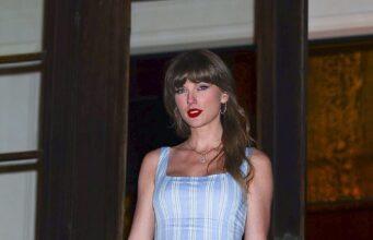 News Room Taylor Swift joins father Scott and pals