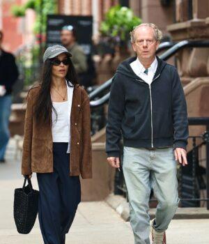 News Room Zoe Kravitz hides massive engagement ring on
