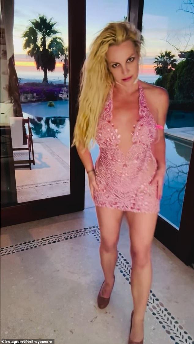 News Room : Britney Spears bizarrely dances in silence after