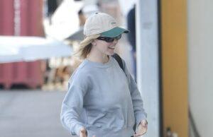 News Room : Hollywood star goes incognito as she touches down at Gold Coast Airport with millionaire boyfriend News Room Hollywood star goes incognito as she touches