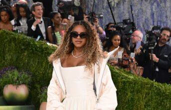 News Room Nepo baby Blue Ivy 14 makes her