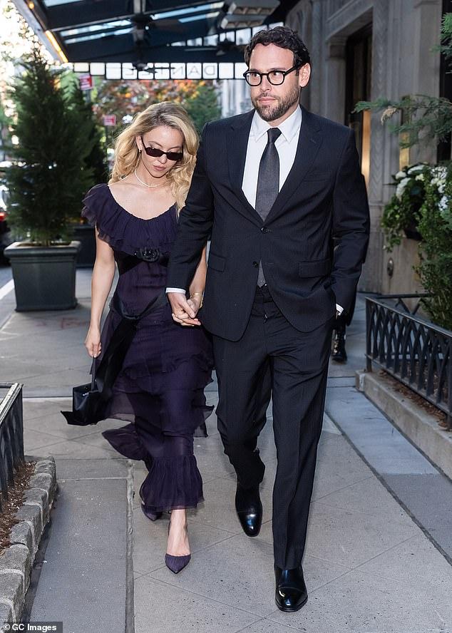 News Room : Sydney Sweeney, 28, holds hands with boyfriend