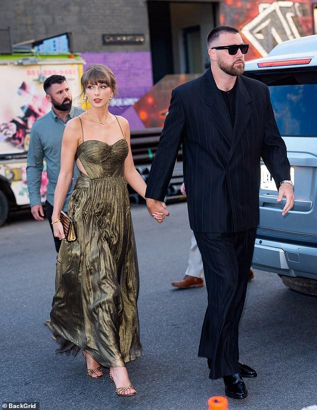 News Room : Taylor Swift dazzles in glittering gown as