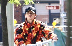 News Room : Timothee Chalamet enjoys an E-bike ride in NYC after Knicks game ‘manspreading’ gaffe News Room Timothee Chalamet enjoys an E bike ride in