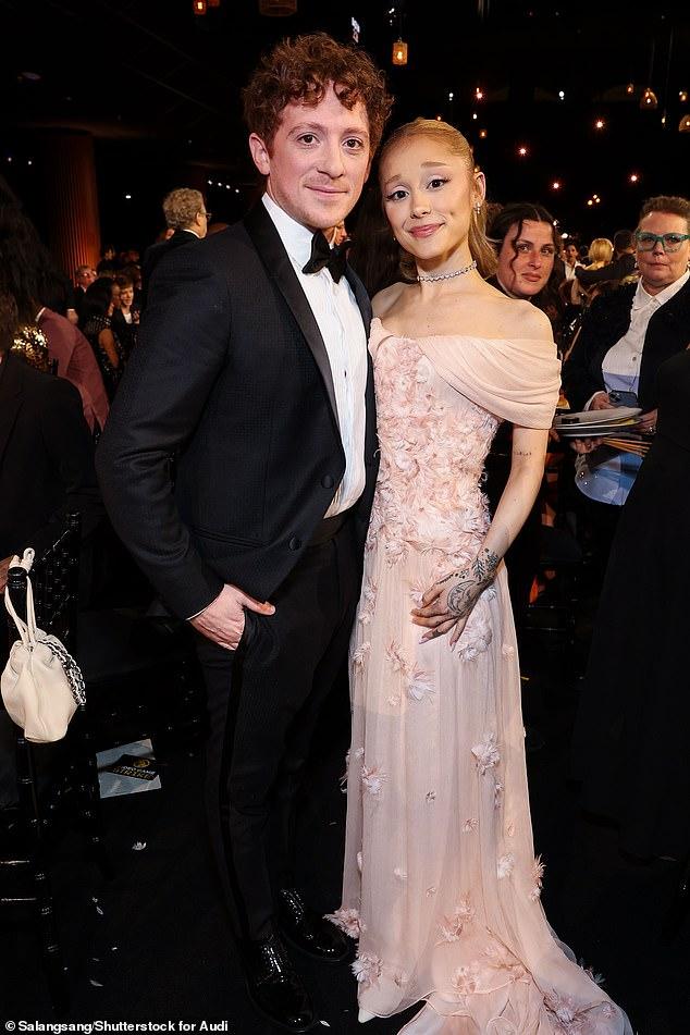 News Room : Ariana Grande and Ethan Slater split after