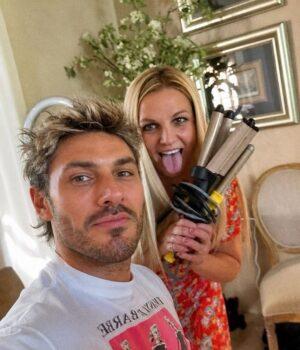 News Room Britney Spears shocks with VERY glamorous new