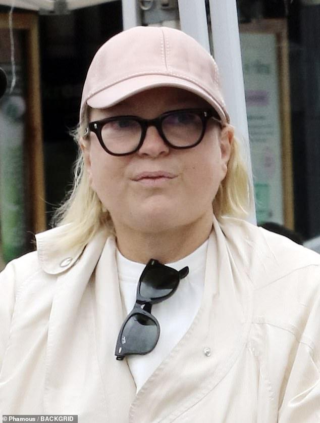 News Room : Rarely-seen Australian pop star Sia steps out
