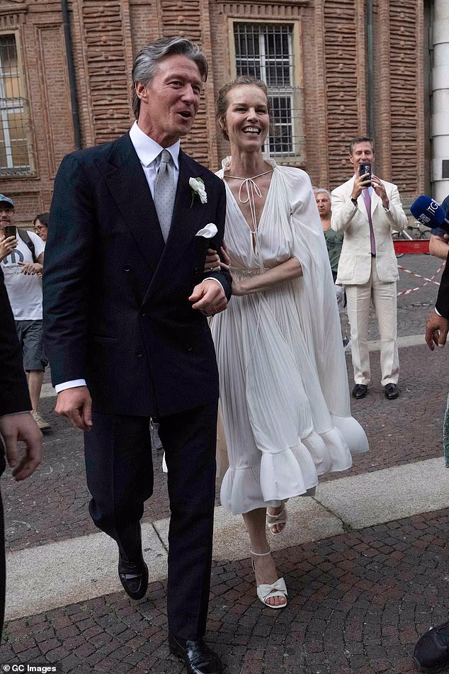 News Room : Eva Herzigova, 53, stuns in a Lanvin