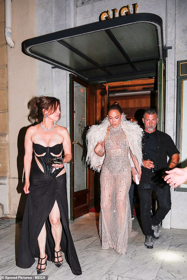 News Room : Jennifer Lopez is upstaged by her own