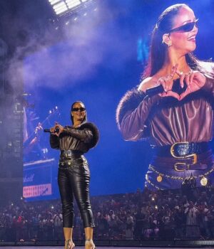 News Room : Rihanna trolled over ‘lazy’ performance as she returns to stage with Jay-Z for first time in THREE years News Room Rihanna trolled over lazy performance as she