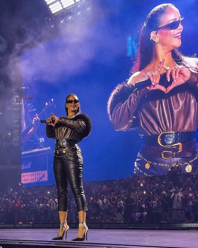 News Room : Rihanna trolled over ‘lazy’ performance as she returns to stage with Jay-Z for first time in THREE years
